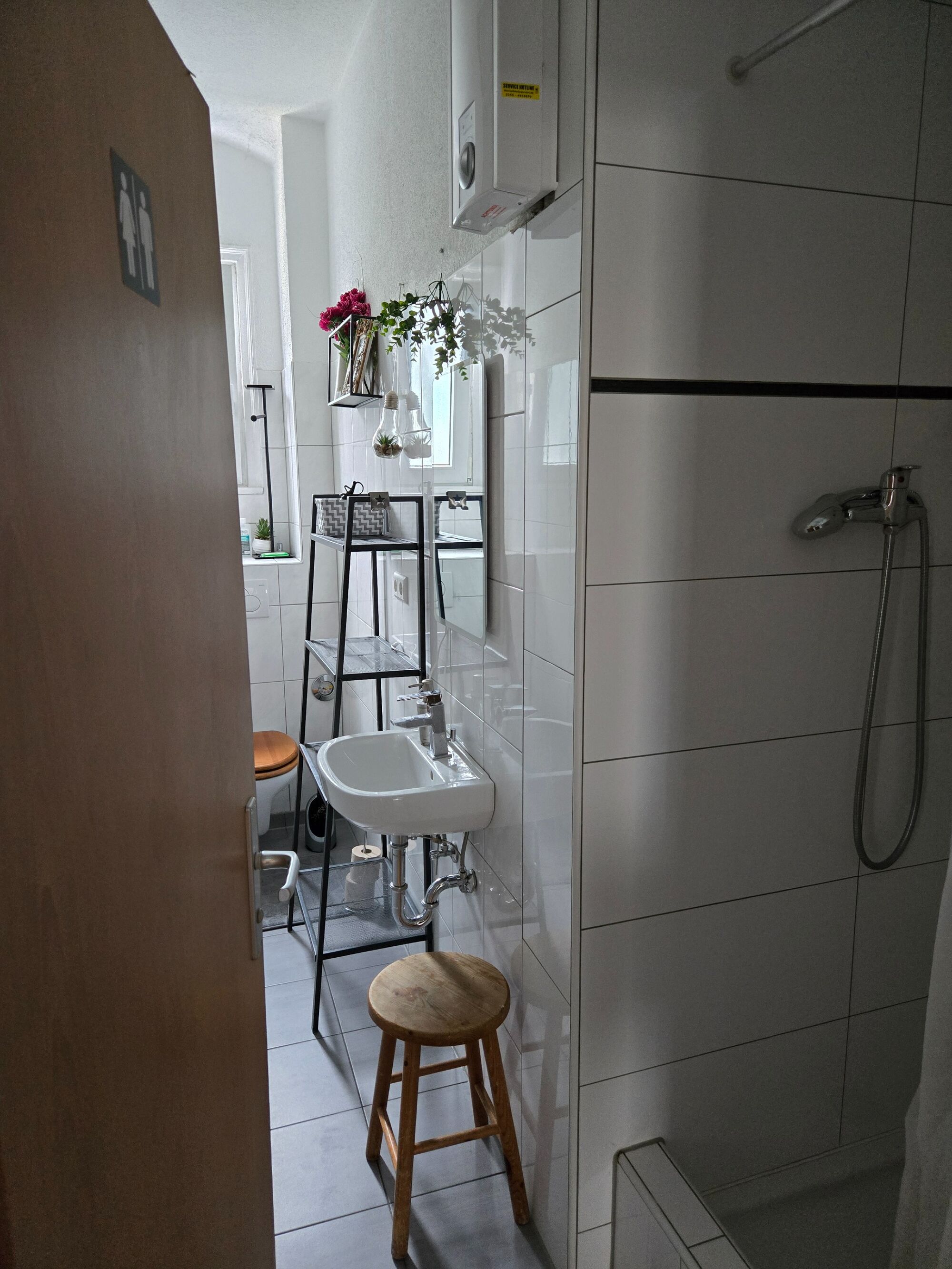 Gemeinsames Badezimmer wird von Fachpersonal gereinigt 