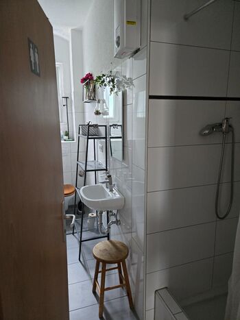 Gemeinsames Badezimmer wird von Fachpersonal gereinigt 