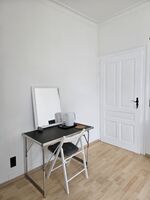 Mit Schreibtisch und Tischlampe