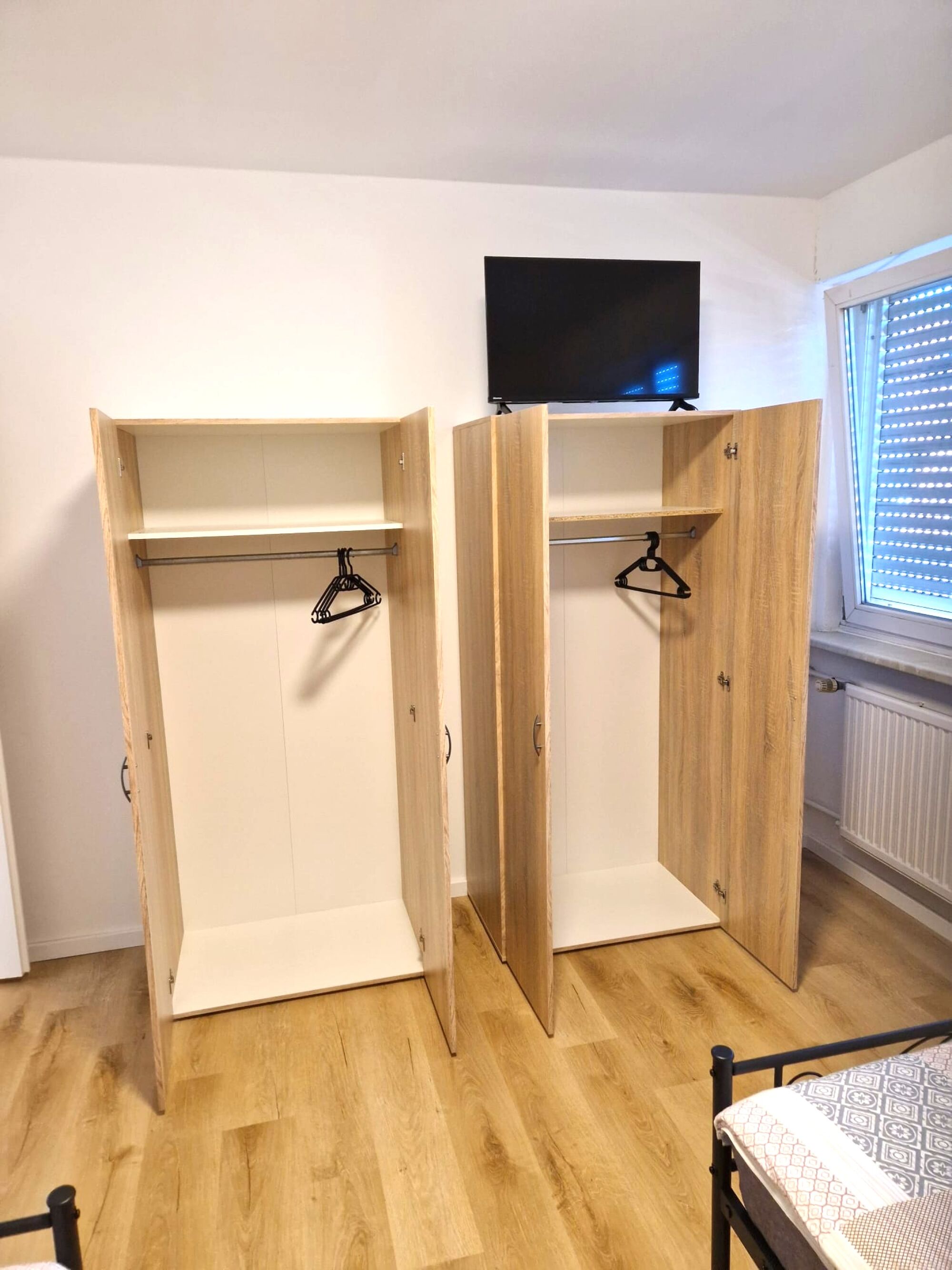 Schränke und Fernseher