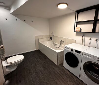 Bad mit Dusche und Badewanne