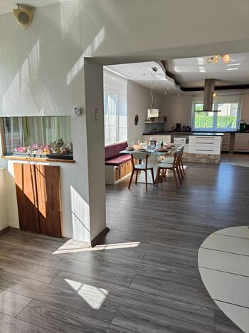 Großes Wohn- und Esszimmer. Mit offener Küche