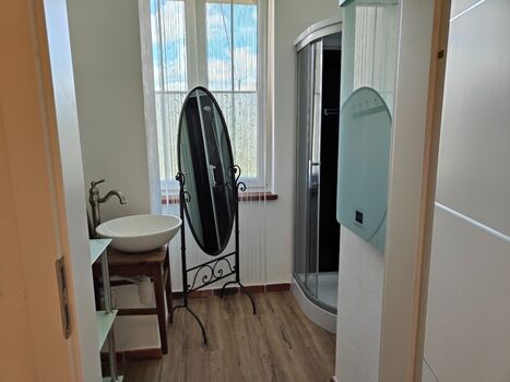Badezimmer 2 mit Duschkabine und Waschbecken