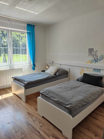 Schlafzimmer 2- 2 Einzelbetten, 1 Kleiderschrank