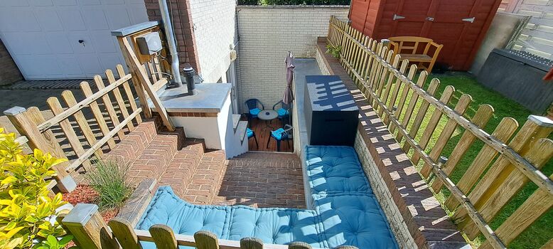 Eigene Terrasse mit Chill-Ecke und Sitzgruppe mit Schirm