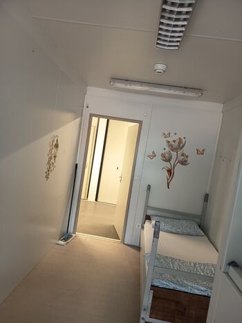 Möblierte Container-Zimmer mit 2–4 Betten zu vermieten – Für Bild 3