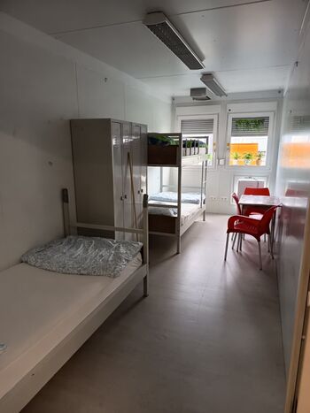 Möblierte Container-Zimmer mit 2–4 Betten zu vermieten – Für Bild 5