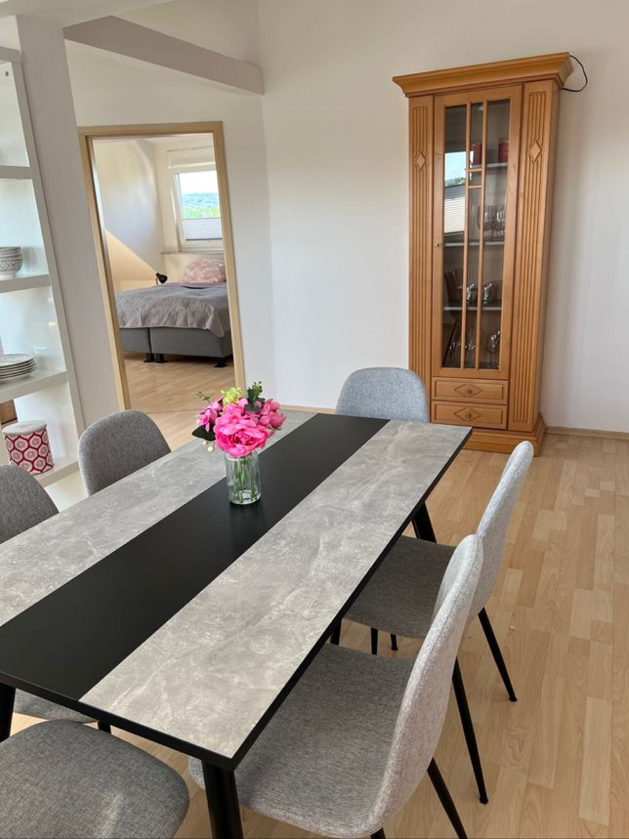 Esstisch - Blick in Schlafzimmer 1