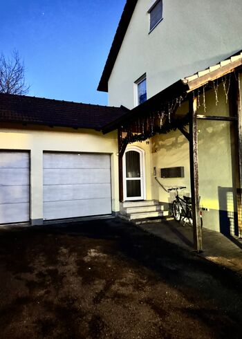 Hauseingang und Stellplatz