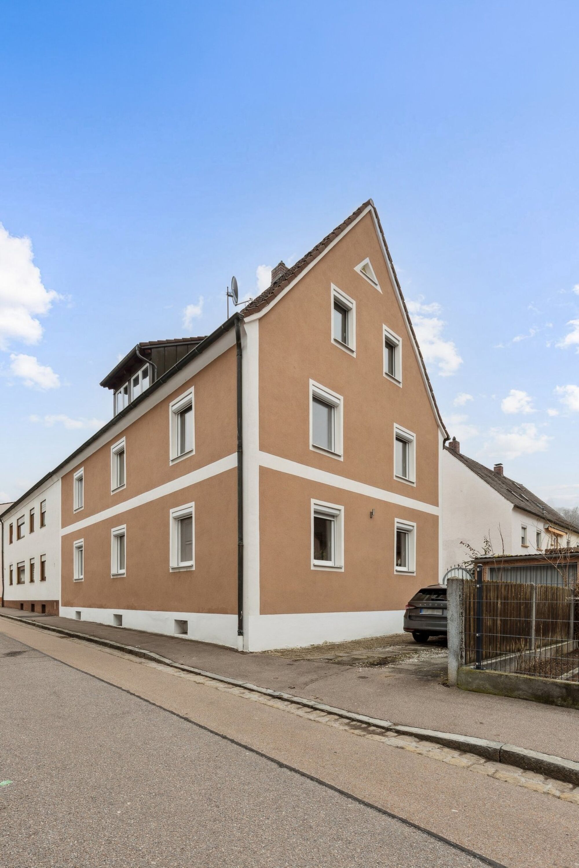 Aussenbereich mit großen Parkplatz