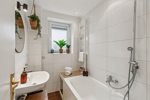 Badezimmer mit Badewanne oder Dusche