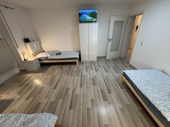 Vollausgestattete große Wohnung mit Terrasse und Parkplatz Bild 1