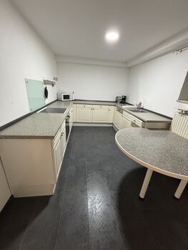 Vollausgestattete große Wohnung mit Terrasse und Parkplatz Bild 3