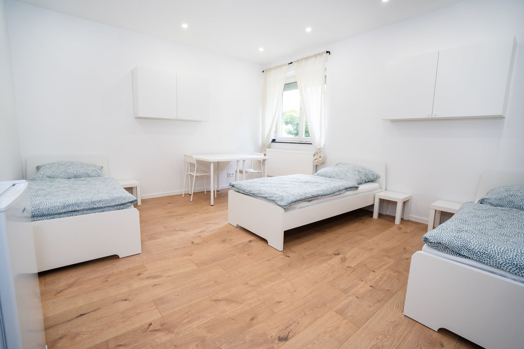 Schlafzimmer mit drei Einzelbetten