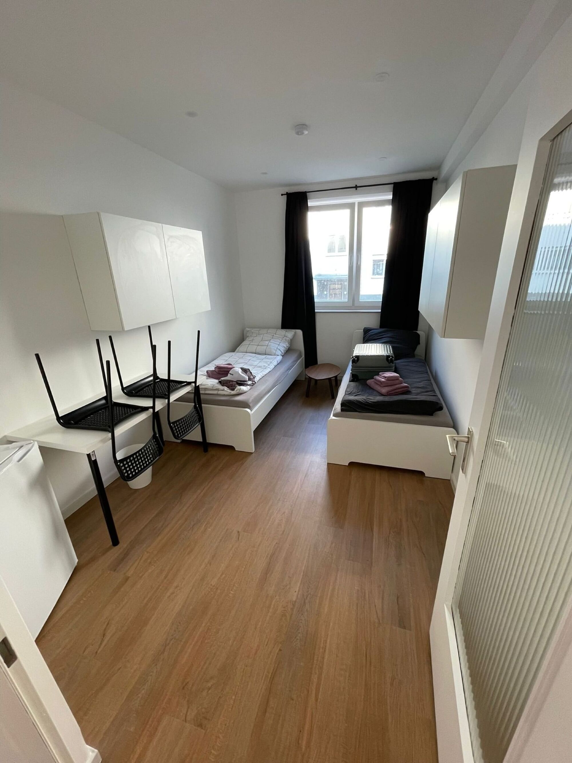Schlafzimmer mit zwei Einzelbetten und Tisch