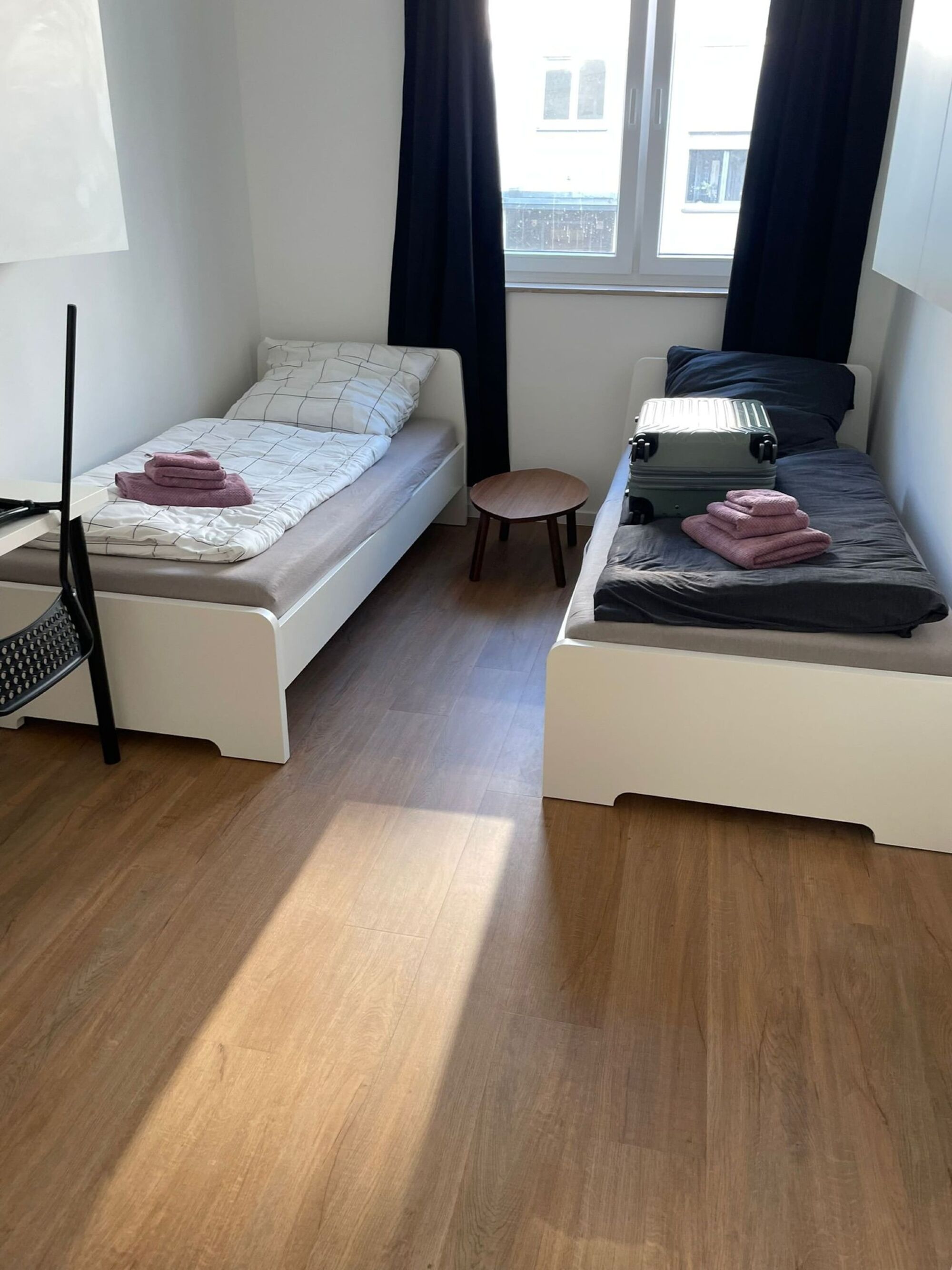 Schlafzimmer mit zwei Einzelbetten