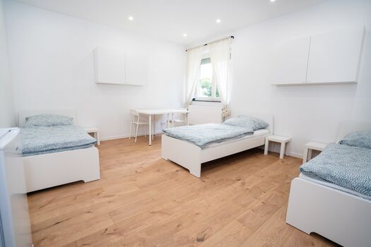 Schlafzimmer mit drei Einzelbetten