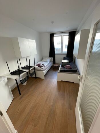 Schlafzimmer mit zwei Einzelbetten und Tisch