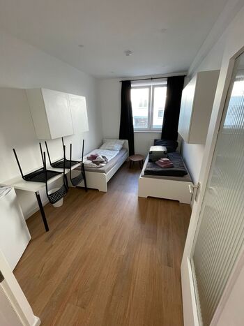Schlafzimmer mit zwei Einzelbetten