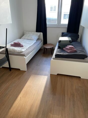 Schlafzimmer mit zwei Einzelbetten