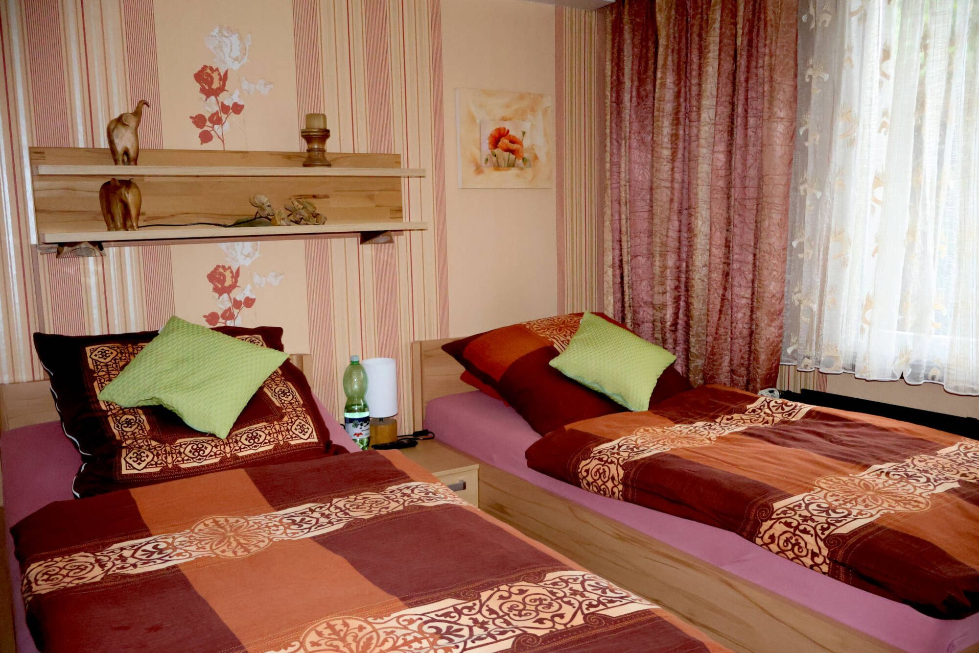 Zimmer B: als Einzel- ,Doppelzimmer (optional mit Aufbettung)