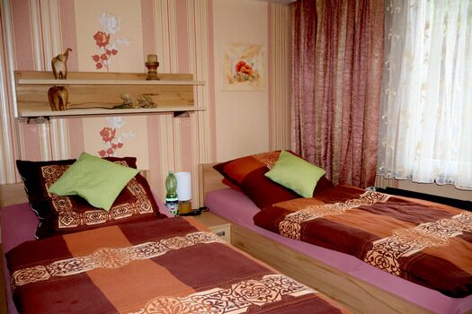 Zimmer B: als Einzel- ,Doppelzimmer (optional mit Aufbettung)