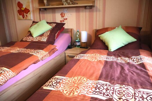 Zimmer B: als Einzel- ,Doppelzimmer (optional mit Aufbettung)