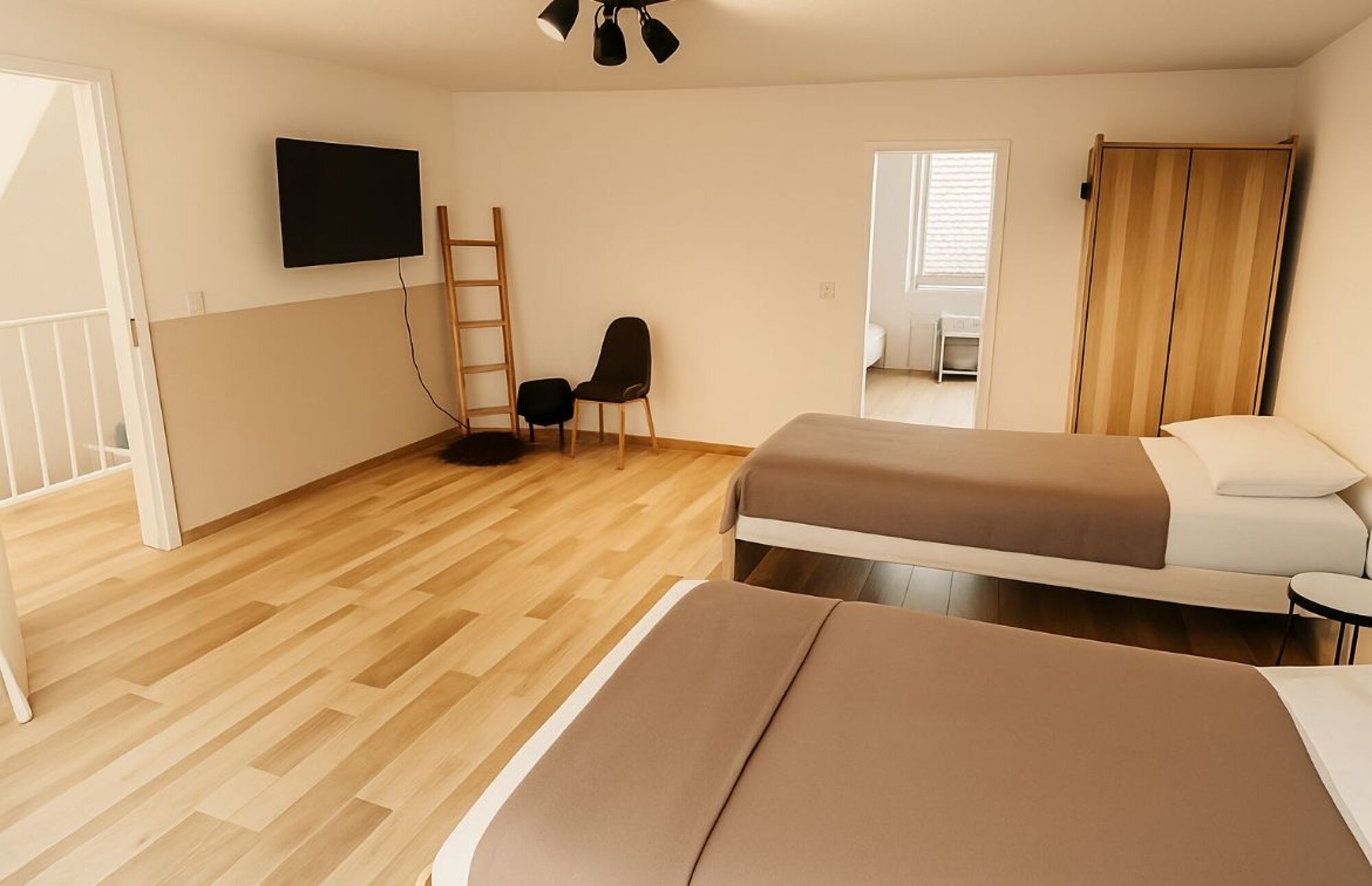 Durchgangszimmer mit 3 Betten (im Hintergrund Zugang zum Doppelzimmer)