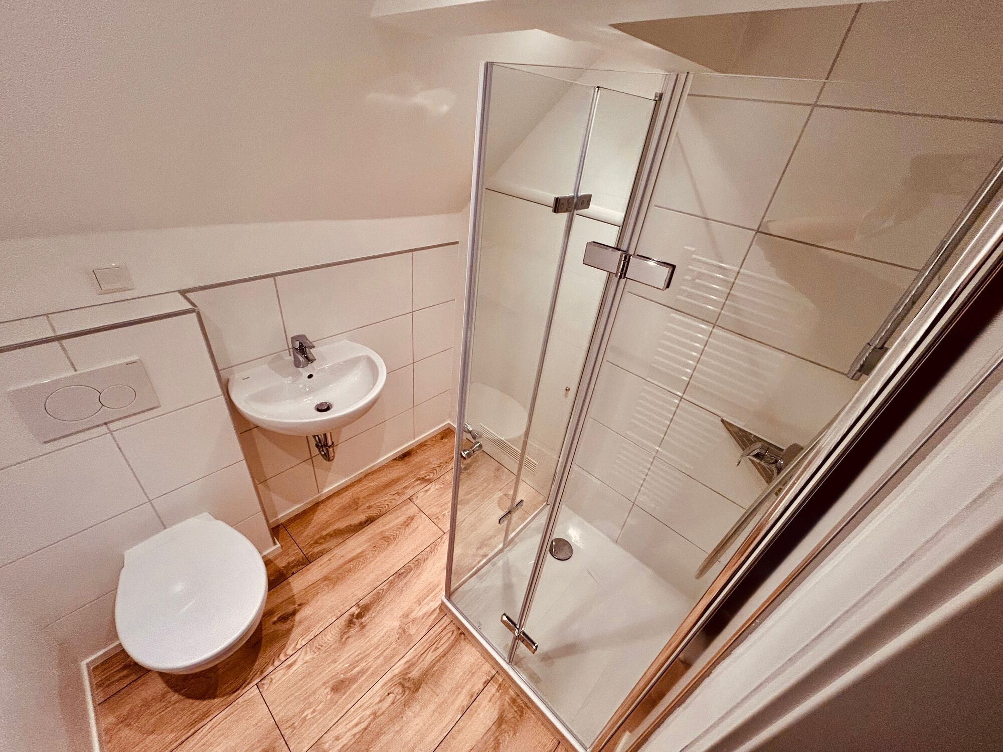 Bad im Obergeschoss mit Dusche und WC