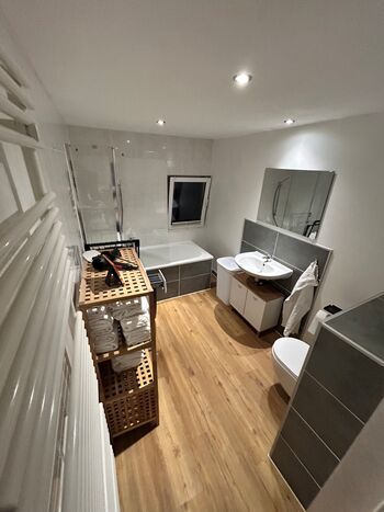 Bad im Mittelgeschoss mit Badewanne und Waschmaschine