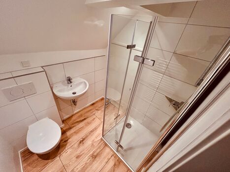 Bad im Obergeschoss mit Dusche und WC