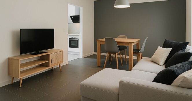 Wohnzimmer mit TV und Schlafcouch