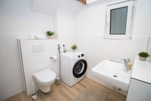 Badezimmer mit Waschmaschine