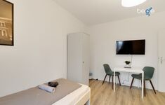 Schlafzimmer 1 mit zwei Einzelbetten, Sitzecke und Smart TV 