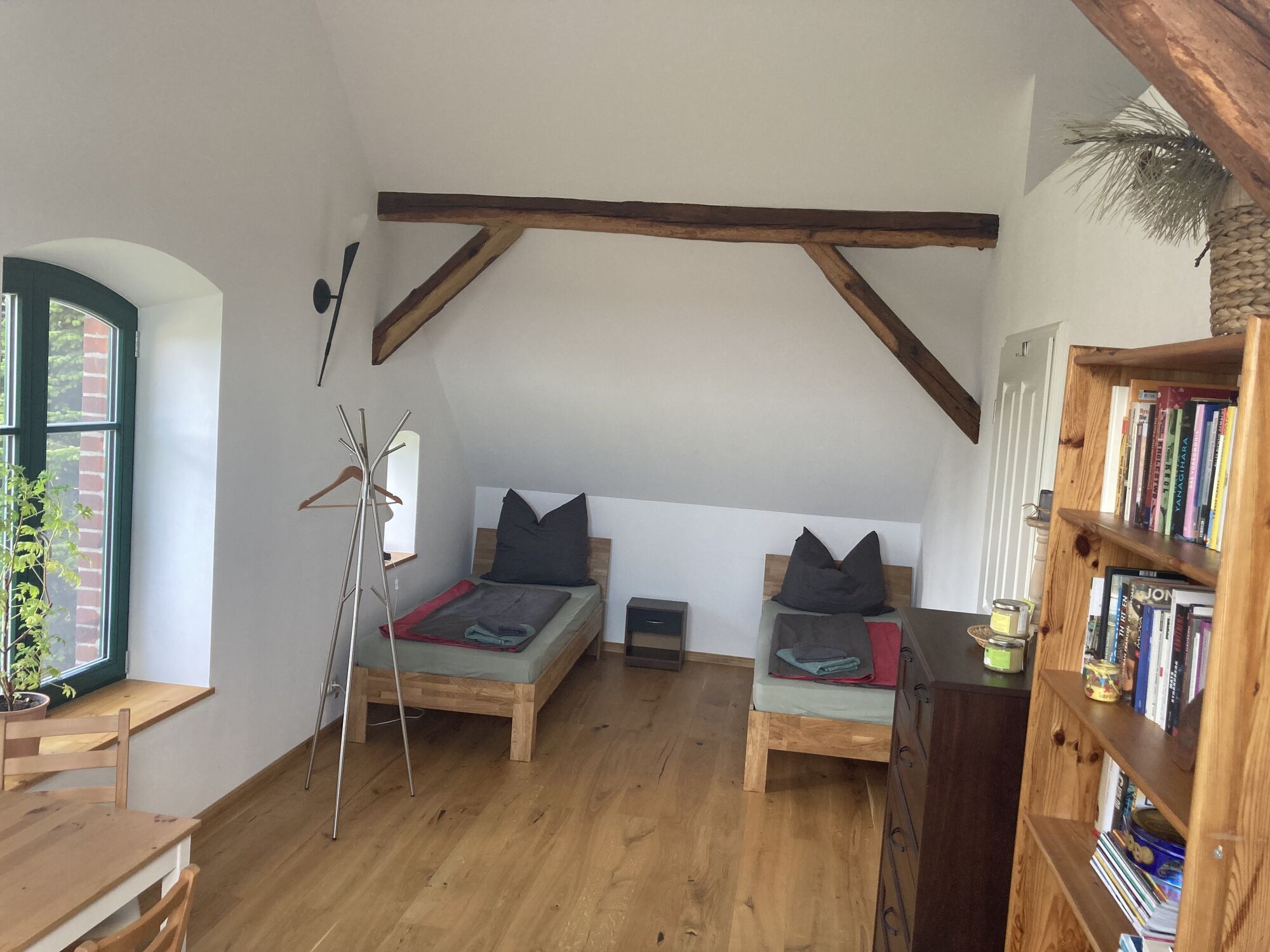 Zimmer 1 mit 2 Einzelbetten und Tisch/Sitzgruppe