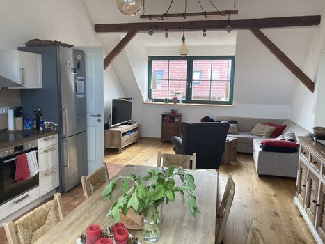 Wohn-/Essbereich mit Sofa, TV und vollausgestatteter Küche und Esstisch für 6-8 Personen
