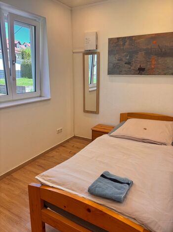 alle Zimmer mit großen Fenstern zum Garten