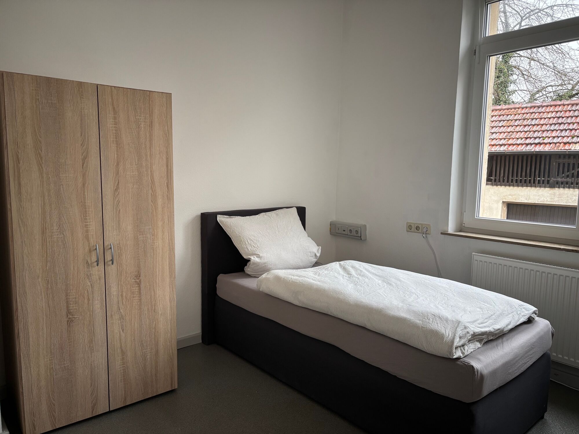 Schlafzimmer 1 Blick nach links modernisiertes Apartment