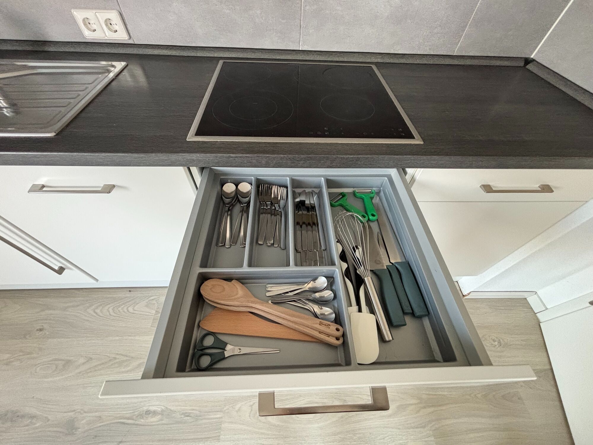 Kochfeld und Besteck schickes Apartment