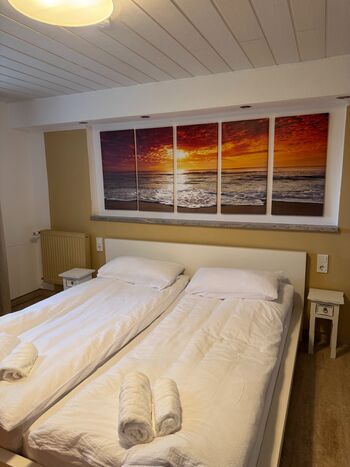 Schlafzimmer Nr.1 (mit eigenem Bad)nem Bad