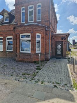 Zentrale Stadtvilla in Heide mit riesiger Stellfläche Bild 1