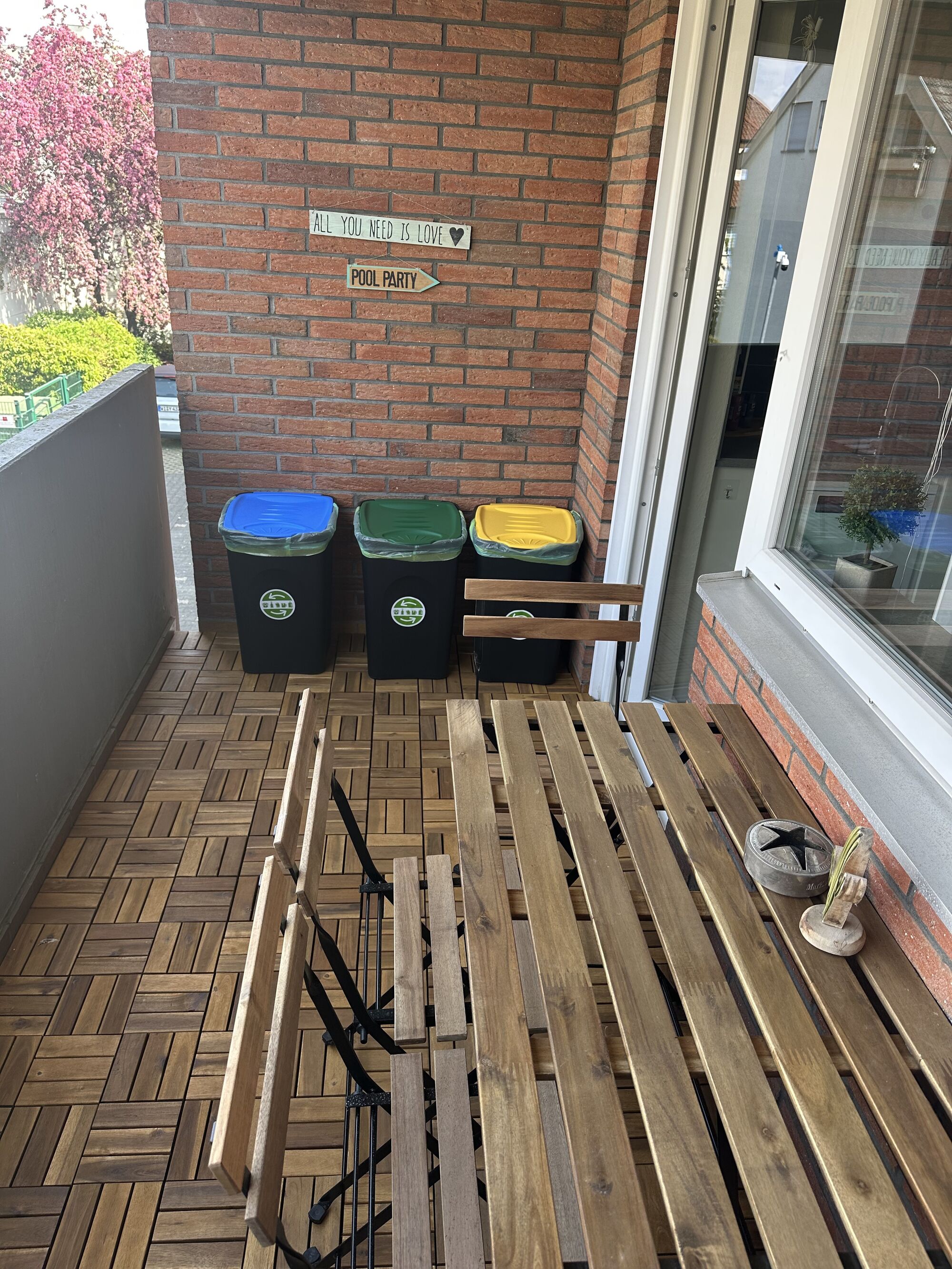 Balkon (Raucherbereich/Abfallsystem)