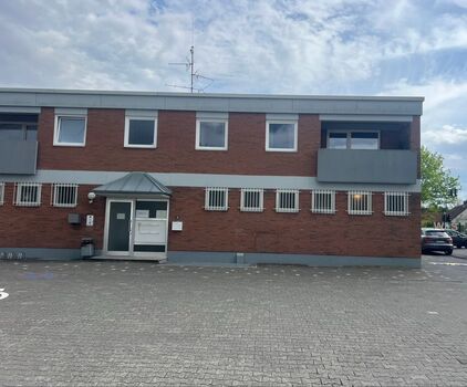 Hausansicht von hinten (Hof/Parkplatz)