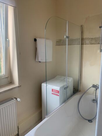 Wohnung neben Bahnhof Haltestelle mit Parkplatz Bild 2