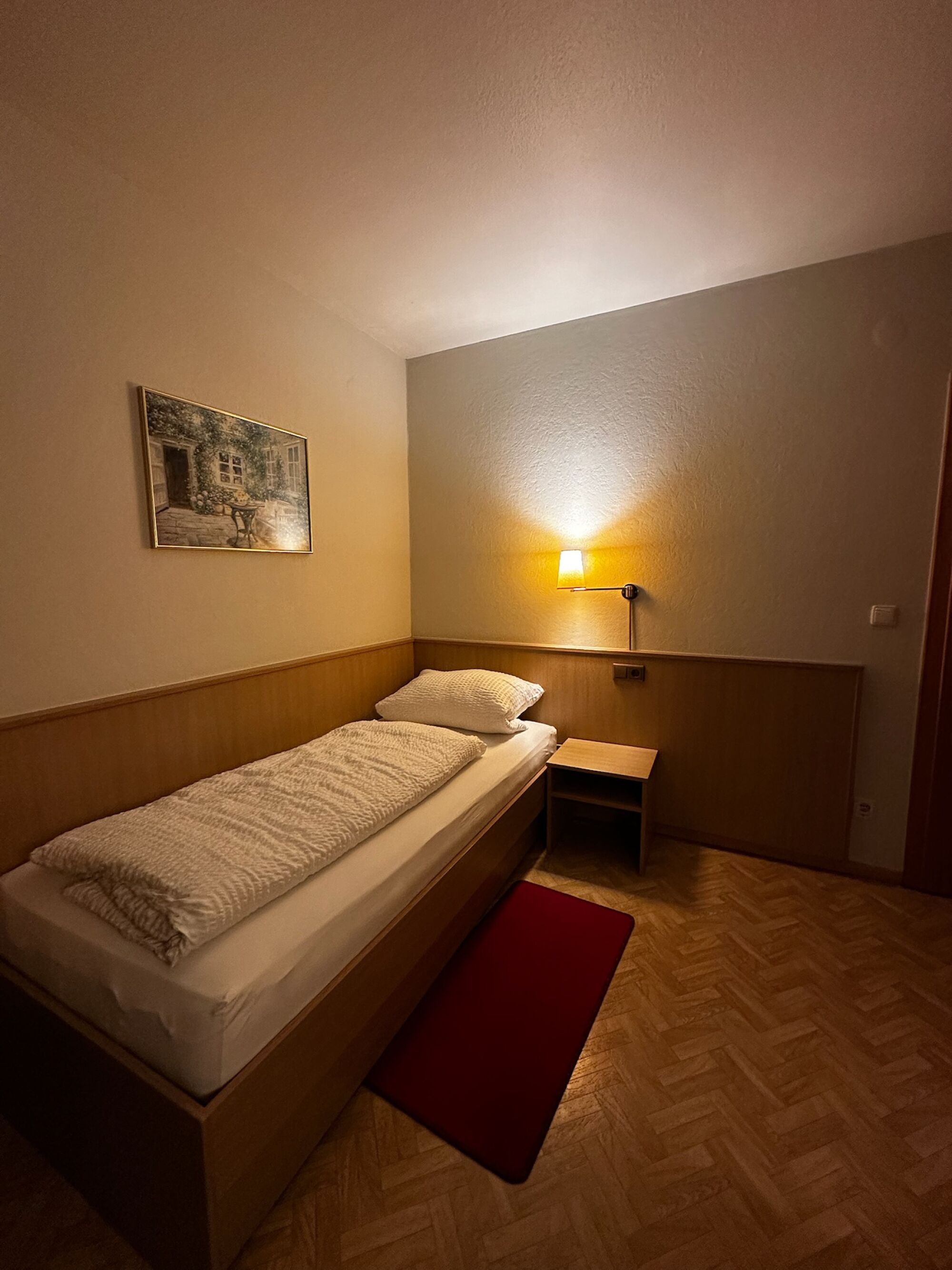 Einzelzimmer mit Bad und WC