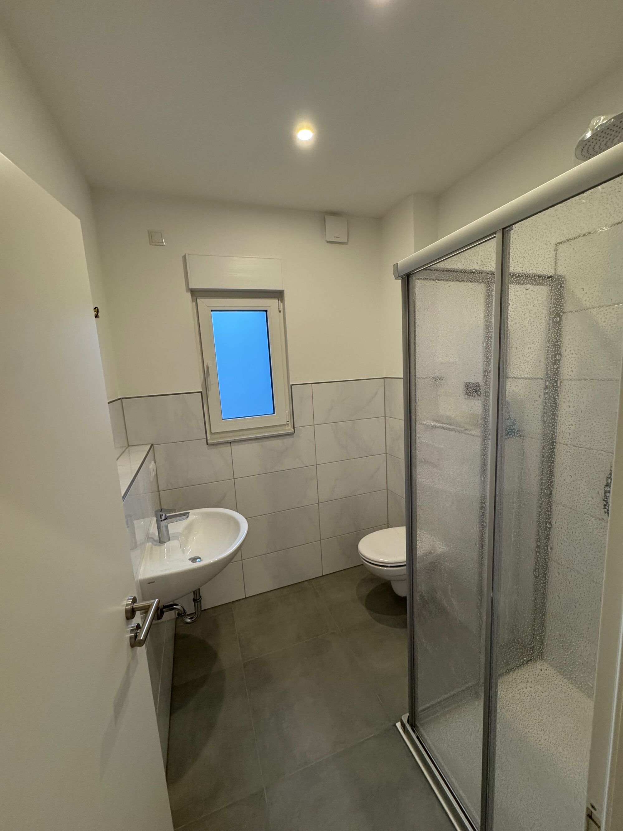 2 identische Bäder und ein weiteres im DG