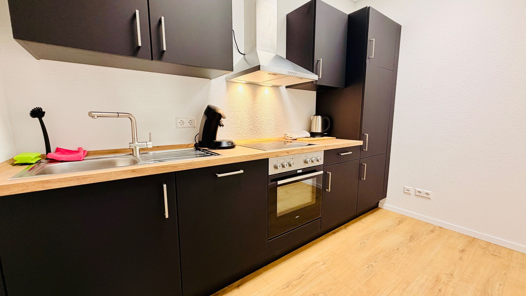 Vollausgestattete Küche mit Spülmaschine und Kaffeemschine