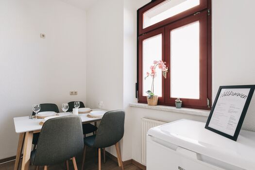 Esstisch mit 4 Stühlen