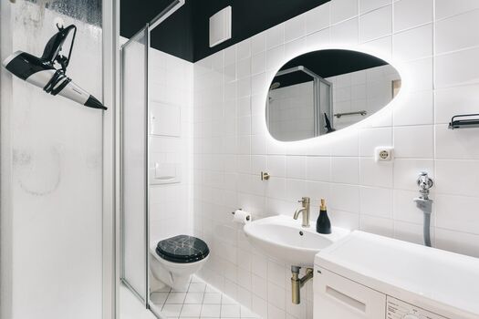 Bad mit Dusche & Waschmaschine