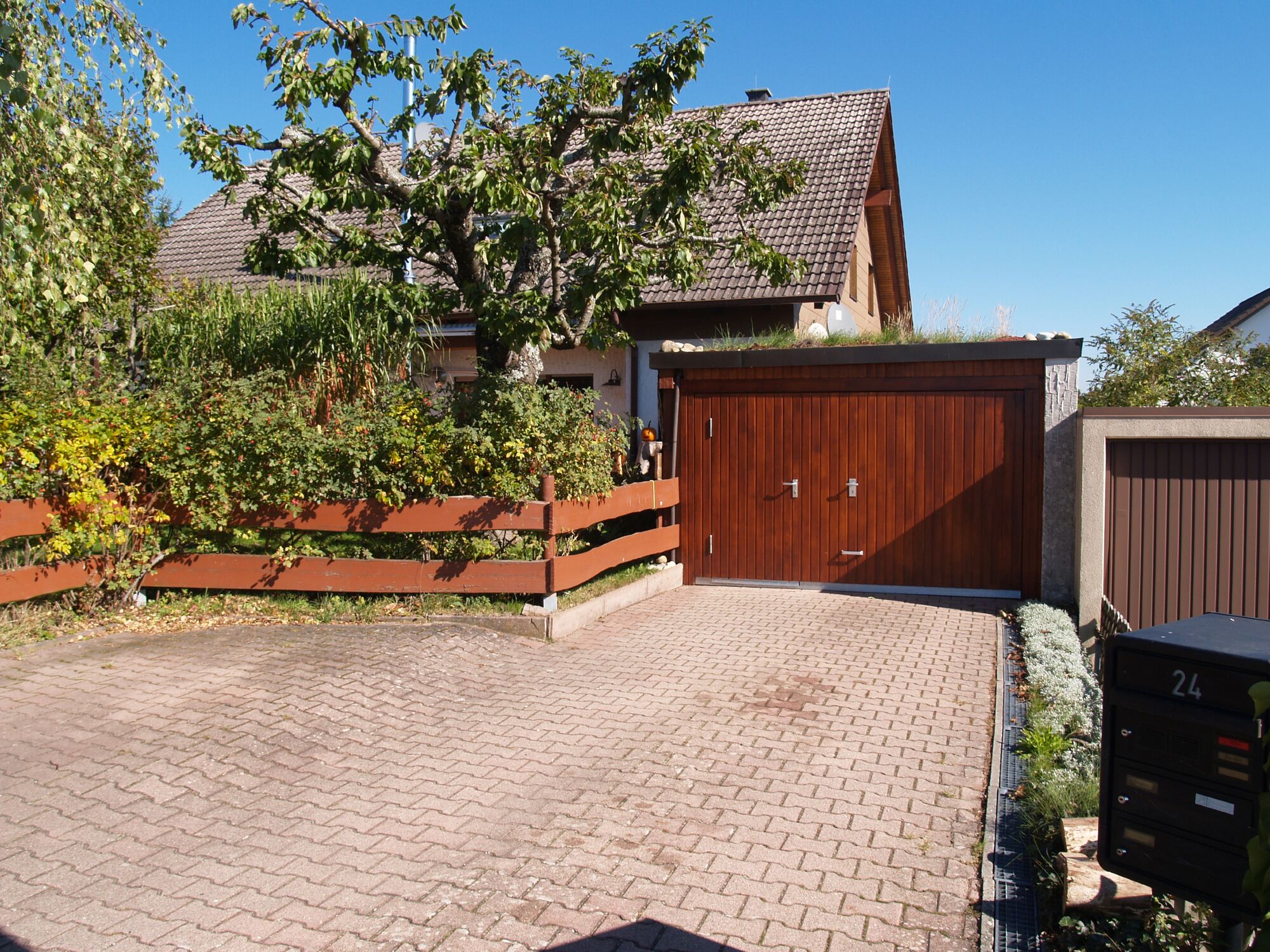 Einfahrt mit zwei Stellplätzen (+Garage)